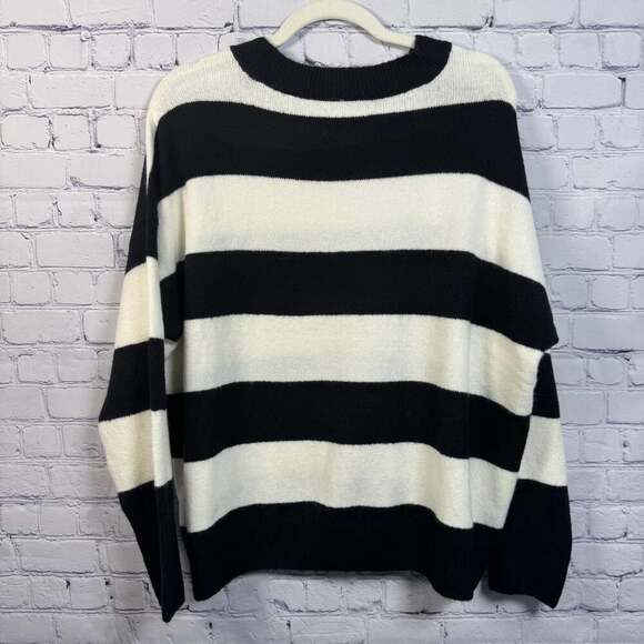 Vince camuto Black and White Soft Sweater Size Medium - Picture 3 of 6